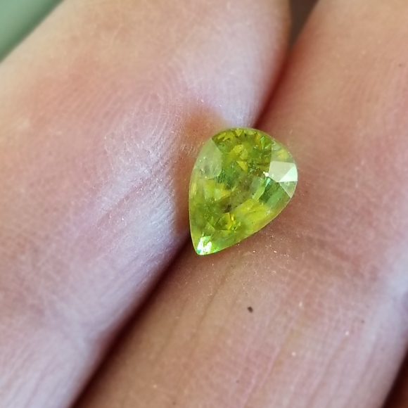 Natural Sphene green tear pear gem - Picture 7 of 17